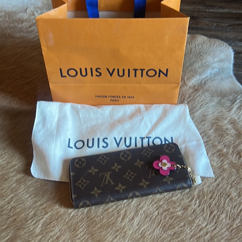AUTHENTIC LIKE NEW LOUIS VUITTON WALLET